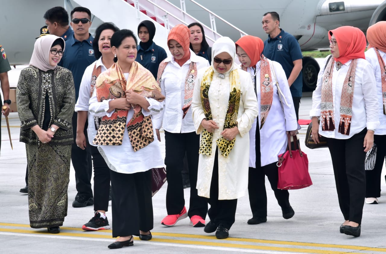 Ibu Iriana Joko Widodo dan rombongan tiba di Banyuwangi, Jawa Timur. (Foto: setneg for ngopibareng.id)