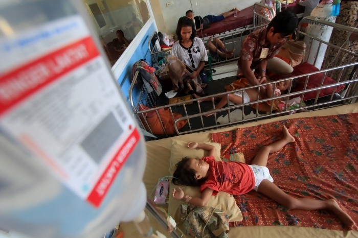 Pasien penyakit Demam Berdarah Dengue (DBD) sedang dirawat di rumah sakit. (Foto: dok ngopibareng.id)