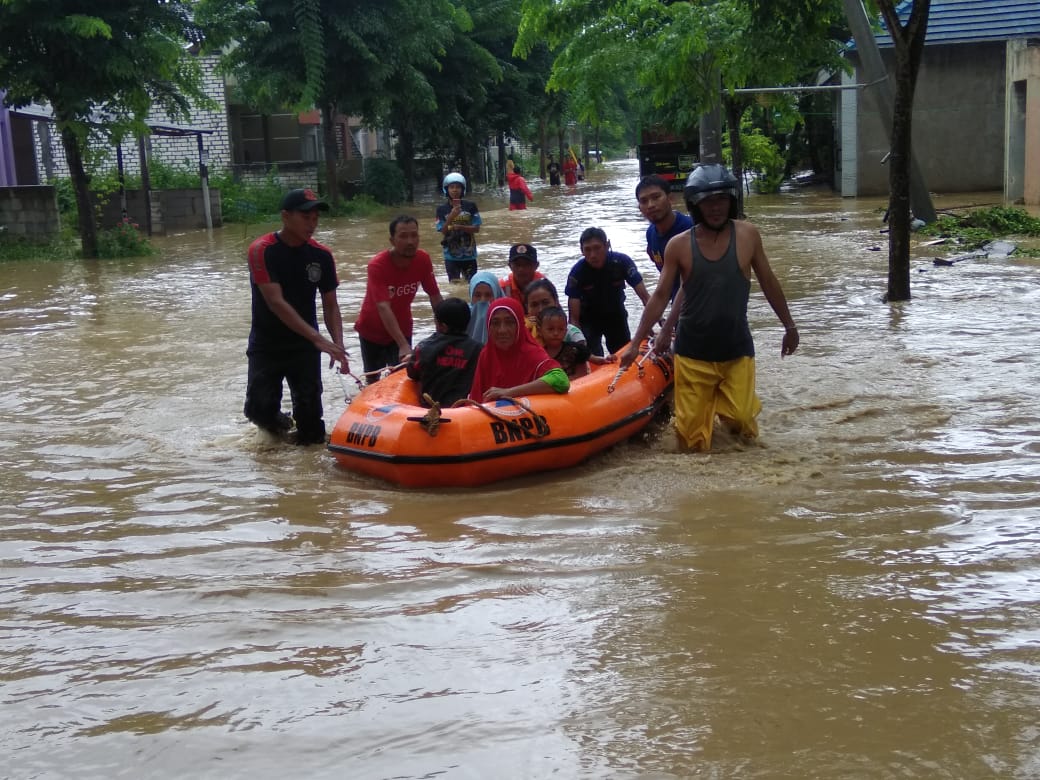 Warga harus dievakuasi saat banjir bandang menerjang Perumahan Graha Indah, Paciran sepanjang hari tadi (Foto:Totok /ngopibreng.id)