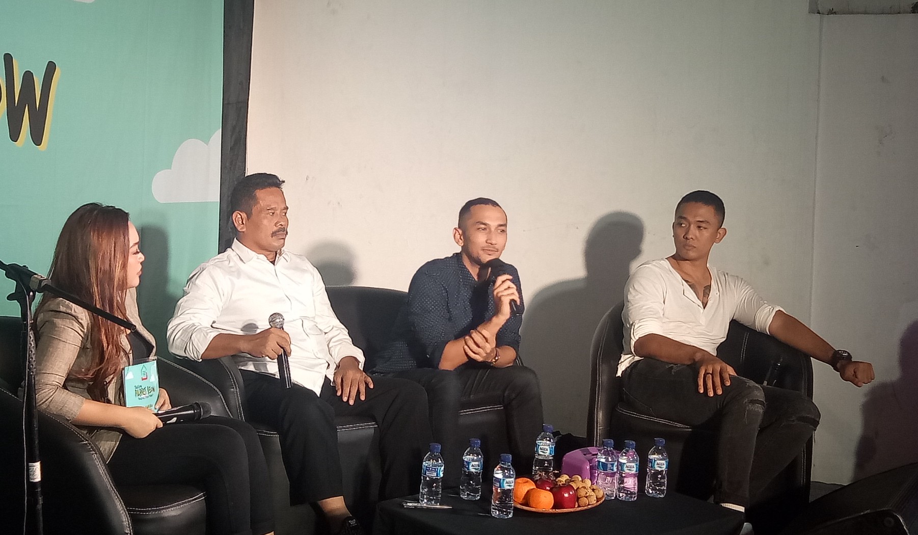 Nurhadi, capres koalisi tronjal-tronjol, Hasan Akhasari, dan komika Uus saat mengisi talkshow Pilpres Selow di Omah Jaman Now. (Foto:Pita /ngopibareng. Id)