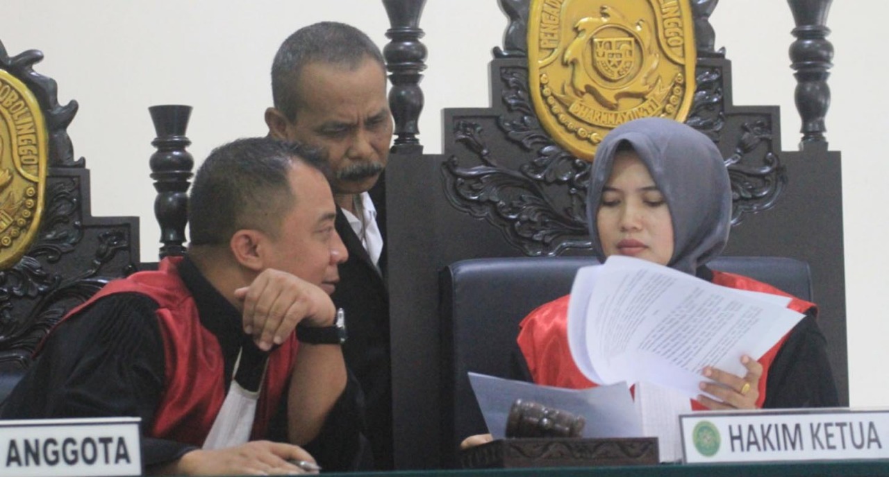 Hakim Ketua Sylvia Yudhiastika (kanan) saat memimpin sidang gugatan keluarga pasien terhadap RSUD dan BPJS. (Foto: Ikhsan/ngopibareng.id)