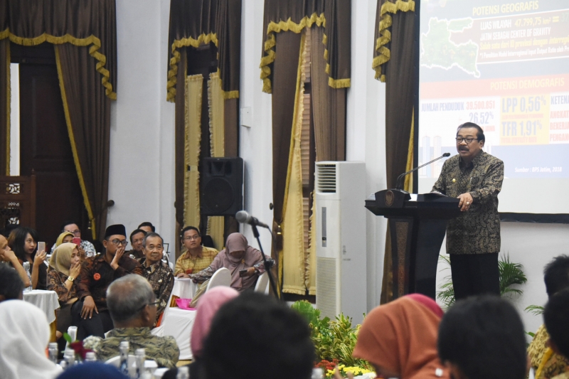 Gubernur Soekarwo (Pakde Karwo) saat menjadi keynote speaker Seminar Nasional Kompetensi SDM di Era Revolusi Industri 4.0 di Gedung Negara Grahadi Surabaya, Selasa, 29 Januari 2019.