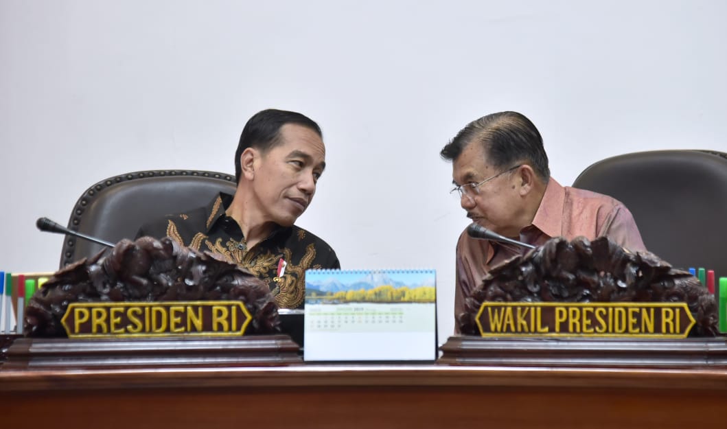Wapres Jusuf Kalla bersama Presiden Jokowi, dalam rapat kabinet juga menyinggung soal demam berdarah. (Foto: Asmanu/ngopibareng.id)