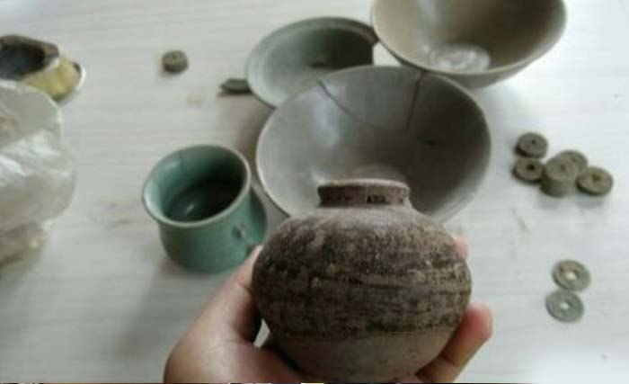 Benda-benda kuno yang ditemukan warga Trenggalek, diperkirakan peninggalan zaman Dinasti Ming di China. (Foto:KoranMemo.com)