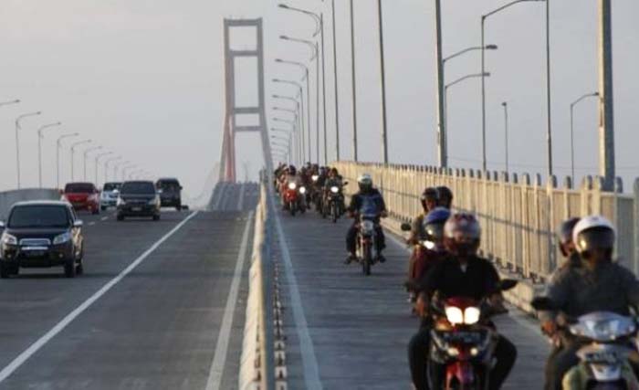Jalur khusus motor ada di sisi kiri Jembatan Suramadu, baik dari Surabaya maupun dari Madura. (Foto: Dok. Antara)