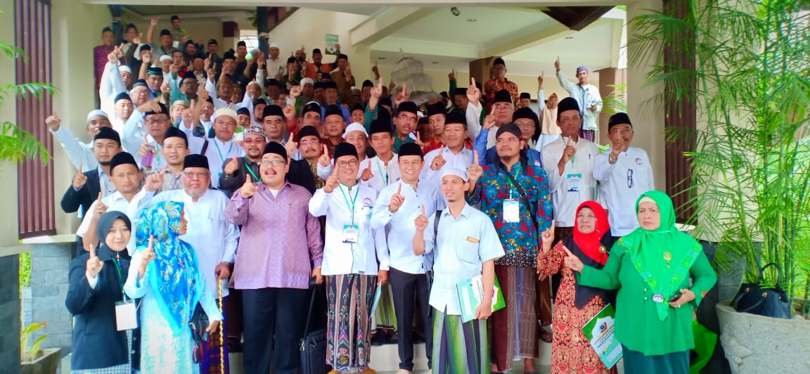 Ratusan kiai dari Forum Kiai Bersatu Jawa Timur mendeklarasikan dukungan pada pasangan Jokowi-Maruf, Rabu (30/1). (Foto: ngopibareng.id)
