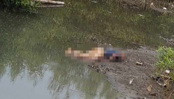 Sesosok mayat ditemukan di pesisir pantai di sebelah barat Pelabuhan Probolinggo (baru). (Foto: Ikhsan/ngopibareng.id)