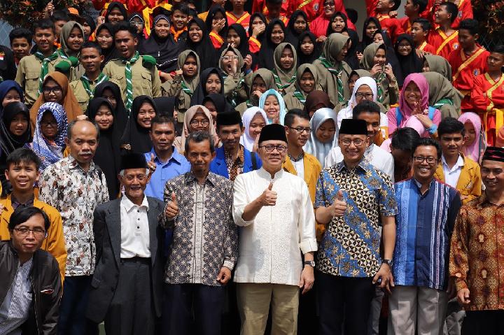 Zulkifli Hasan, Ketua MPR RI, di tengah kader Muhammadiyah. (Foto: md for ngopibareng.id)