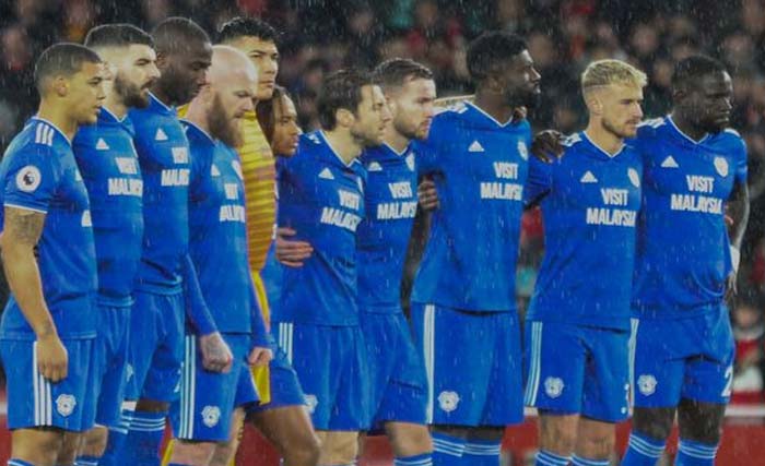 Para pemain Cardiff City berdoa untuk Emiliano Sala sebelum melawan Arsenal Rabu dini hari. (Foto:Wales)