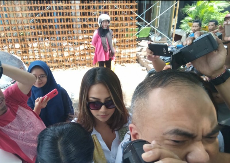 Vanessa Angel saat tiba di Kepolisian Daerah Jawa Timur, Rabu 30 Januari 2019. (Foto: Roesdan/ngopibareng.id)