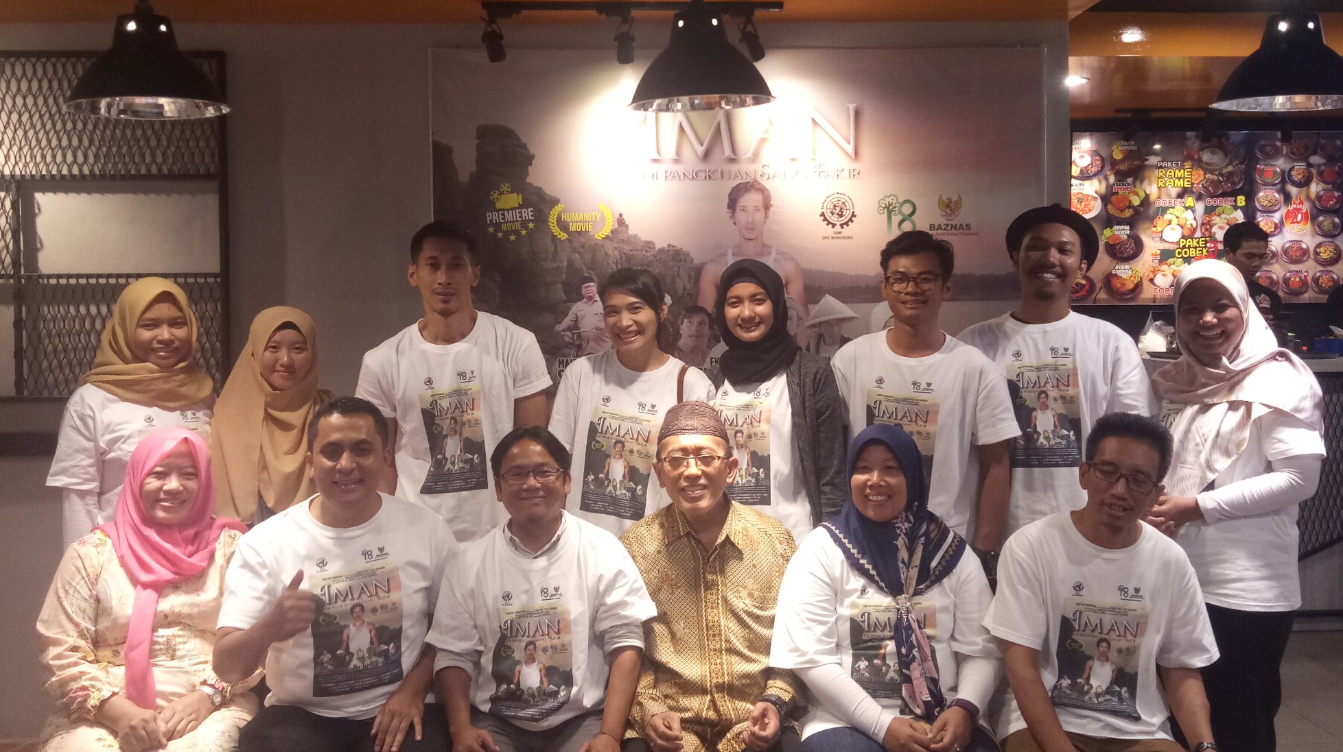 Para crew film "Iman di Pangkuan Sang Fakir" menggelar konferensi pers di Surabaya, 30 Januari 2019. Film ini diproduksi Badan Amil Zakat Nasional bekerjasama dengan Serikat Buruh Migran Wonosobo. (Foto: Pita/ngopibareng.id)