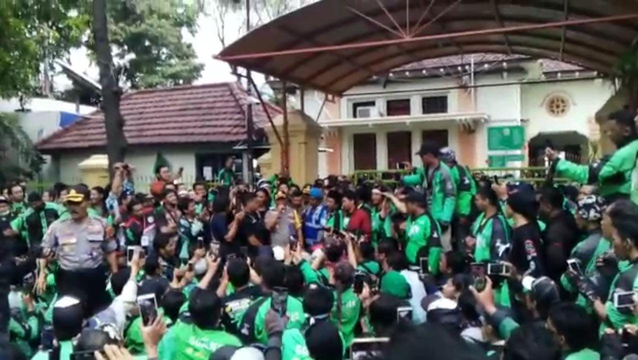 Ribuan ojek online (ojol) se-Jawa Timur menggeruduk Pengadilan Negeri (PN) Surabaya di kawasan Jalan Arjuno, Rabu, 30 Januari 2019. (Foto: Farid/ngopibareng.id) 