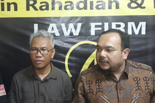 Buni Yani didampingi kuasa hukumnya, Aldwin dalam konferensi pers, Rabu, 30 Januari 2019 malam. (Foto: Antara)
