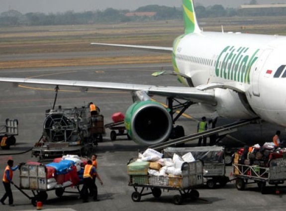 Ilustrasi: Sejumlah pekerja memasukkan barang ke dalam bagasi pesawat milik maskapai penerbangan Citilink, di apron Bandara Internasional Juanda Surabaya, Jawa Timur (Foto: Antara/Eric Ireng)