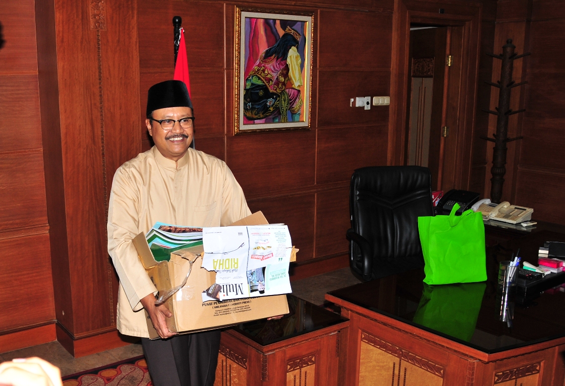 Wagub Jatim Saifullah Yusuf mengemasi barangnya dari ruang kerjanya. (Foto: istimewa)