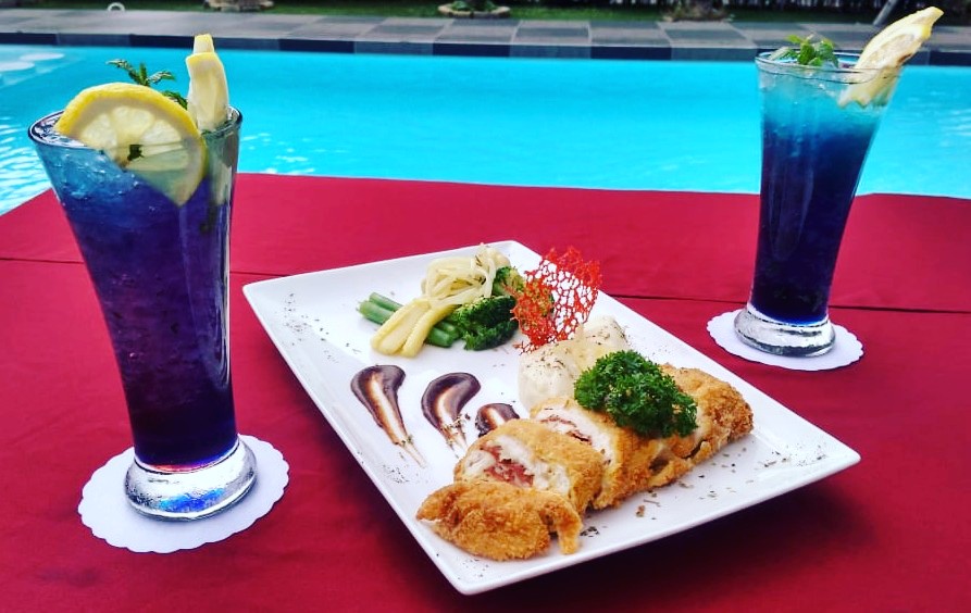 Rolled chicken stuffed with beef bacon and mozarella cheese with brown sauce dan galaxy mocktail. (Foto: Pita/ngopibareng.id)