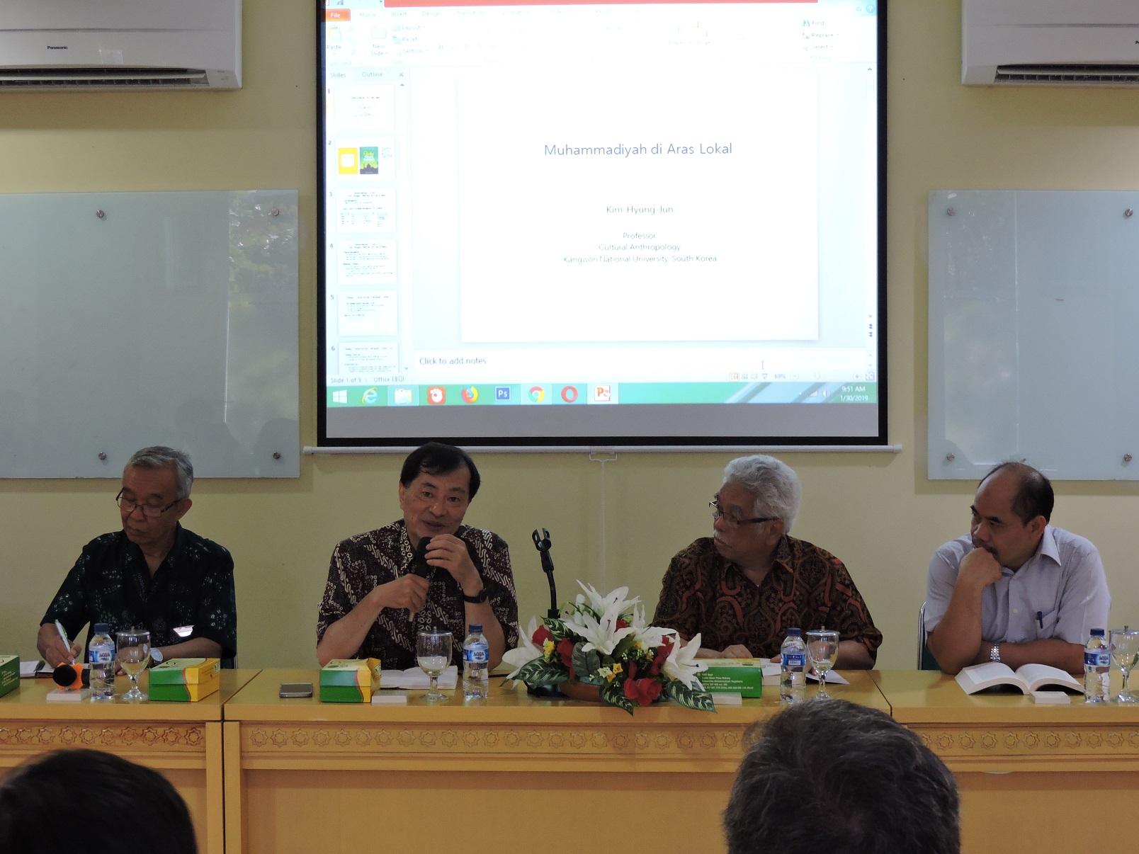 Prof Hyung-Jun Kim, menyampaikan hasil penelitian terkait Muhammadiyah. (Foto: md for ngopibareng.id)
