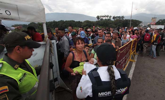 Warga Venezuela memenuhi pos imigrasi di perbatasan Venezuela-Kolombia, di Provinsi Norte de Santander, Kolombia, Rabu lalu. (Foto: George Castellanos/AFP)
