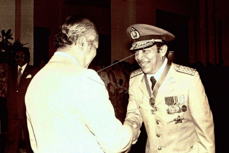 Presiden Soeharto (kiri) memberikan ucapan selamat kepada Letjen Polisi Awaloedin Djamin (kanan) saat pelantikannya sebagai Kapolri yang baru menggantikan Jenderal Polisi Widodo Budidarmo di Istana Negara, Jakarta, (25/9/1978). (Foto: dok/antara)