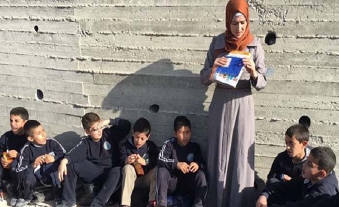 Para siswa terpaksa belajar di luar karena sekolah mereka di Tepi Barat, Palestina. (Foto:Wafa)