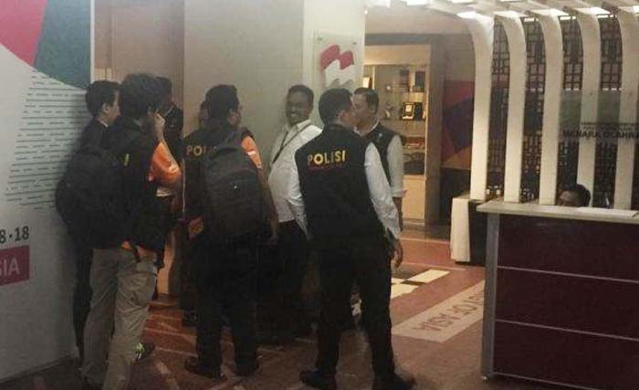 Kantor  PT liga Indonesia yang berada di Jalan HR. Rasuna Said, disegel petugas Antimafia Bola, Kamis malam. (Foto:Antara)