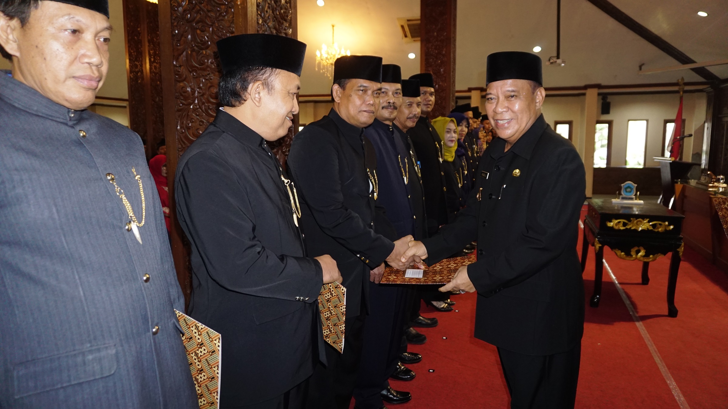 Bupati Fadeli memberikan ucapan selamat kepada pejabat yang baru dilantik (Foto:Totok/ngopibareng.id)