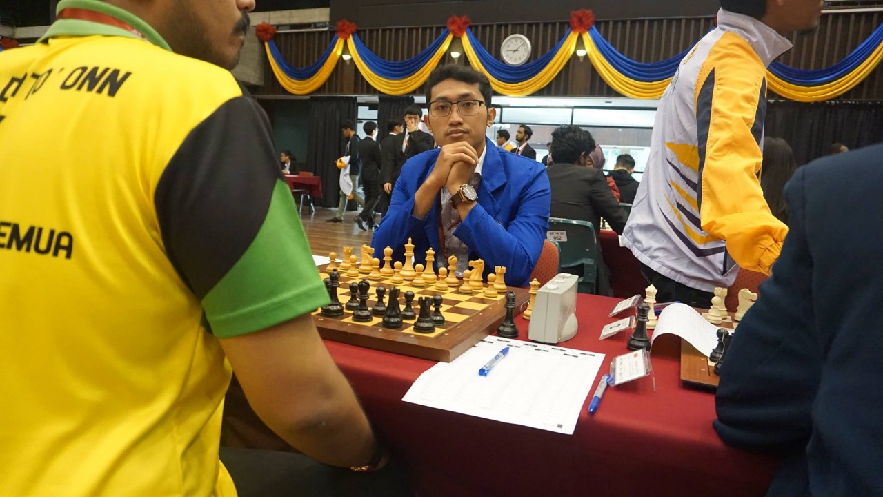 Mohamad Ervan (biru) saat berlaga di ajang GACC Chess Championship 2019. (Foto: dok IKIP Budi Utomo)