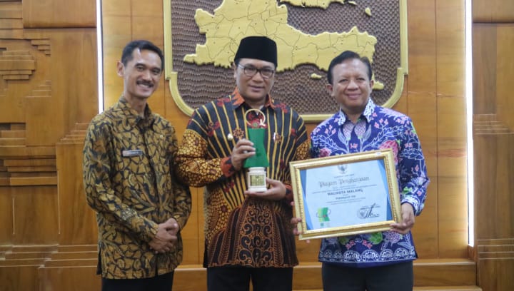 Wakil Wali Kota Malang, Sofyan Edi Jarwoko menerima penghargaan di Surabaya. (Foto: Humas Pemkot Malang)
