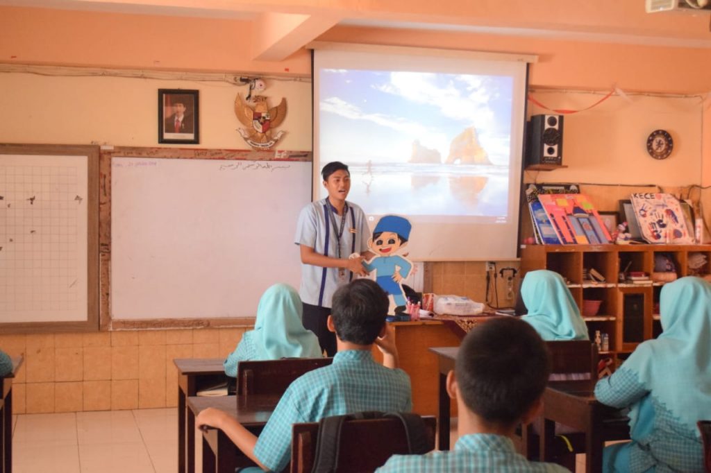 Swenn Grospe Bautista Mahasiswa Jurusan Bahasa Inggris, dari Central Luzon State Universirty, Filipina, yang sedang mengajar siswa SMP Khadijah Surabaya (Foto: istimewa)