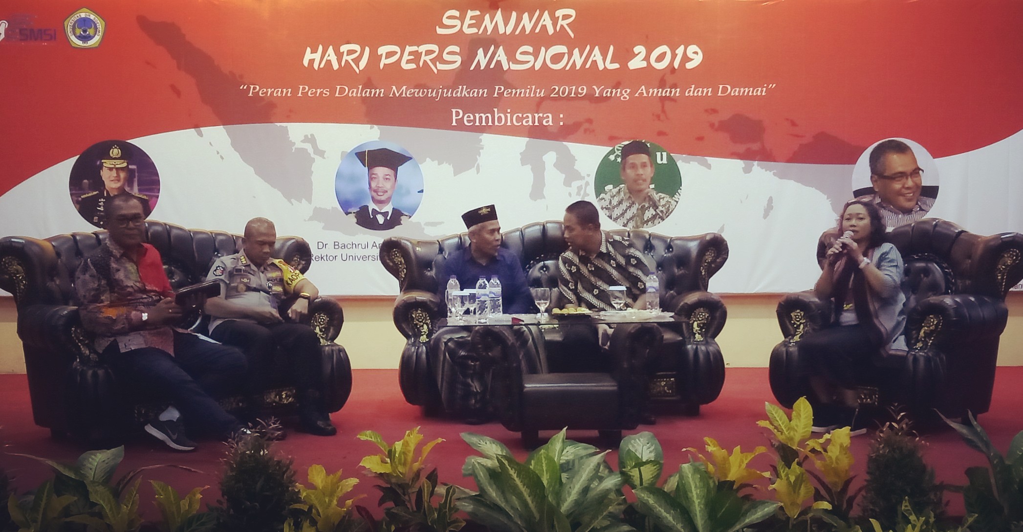 Ketua PWI Jatim, Akhmad Munir (kiri)  bersama pembicara lainnya dalam talkshow peringatan Hari Pers Nasional, Jum'at 1 Februari 2019 (Foto: Pita/ngopibareng.id)