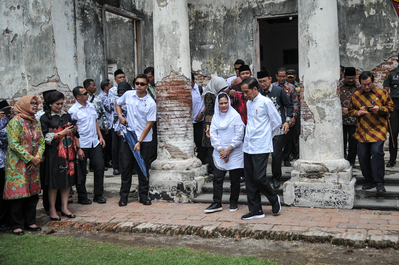 Dalam kunjungan kerjanya ke Provinsi Jawa Timur, Presiden Jokowi meninjau bangunan peninggan Belanda yang dikenal di Kabupaten Ngawi yaitu Benteng Van Den Bosch. (Foto: Biro Pers Setpres)