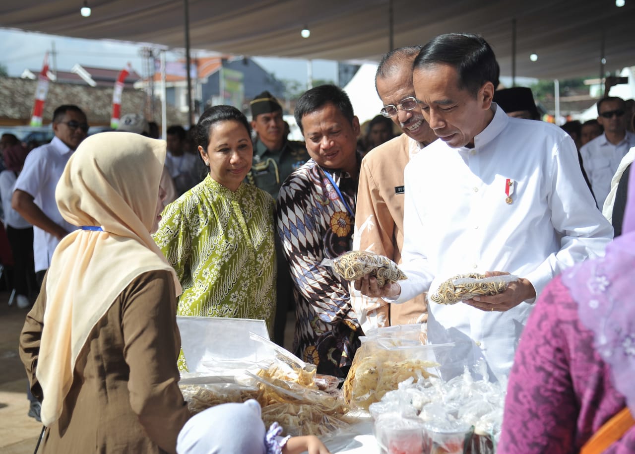 Presiden Jokowi meninjau stan pameran warga penerima program Mekaar di Kabupaten Magetan, Jawa Timur, 1 Februari 2019. (Foto: Biro Pers Setpres)