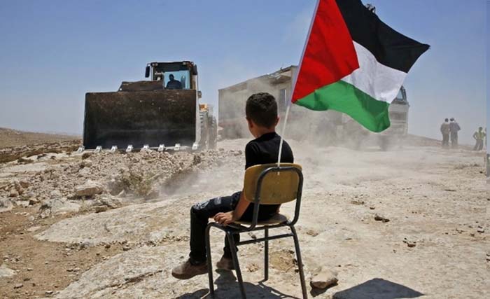 Seorang anak sedang duduk menyaksikan kendaraan berat Israel menggusur rumah orang tuanya, di Tepi Barat, Palestina. (Foto:MiddleEastEye)