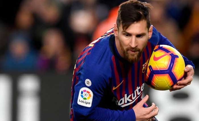 Lionel Messi  mengambil bola dan membawanya ke tengah lapangan usai mencetak gol ke gawang Valencia, Sabtu malam. (Foto:AFP)