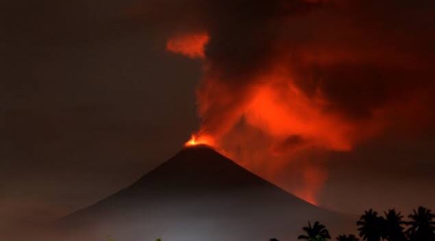 Ilustrasi letusan Gunung Soputan. (Foto: dok/antara)