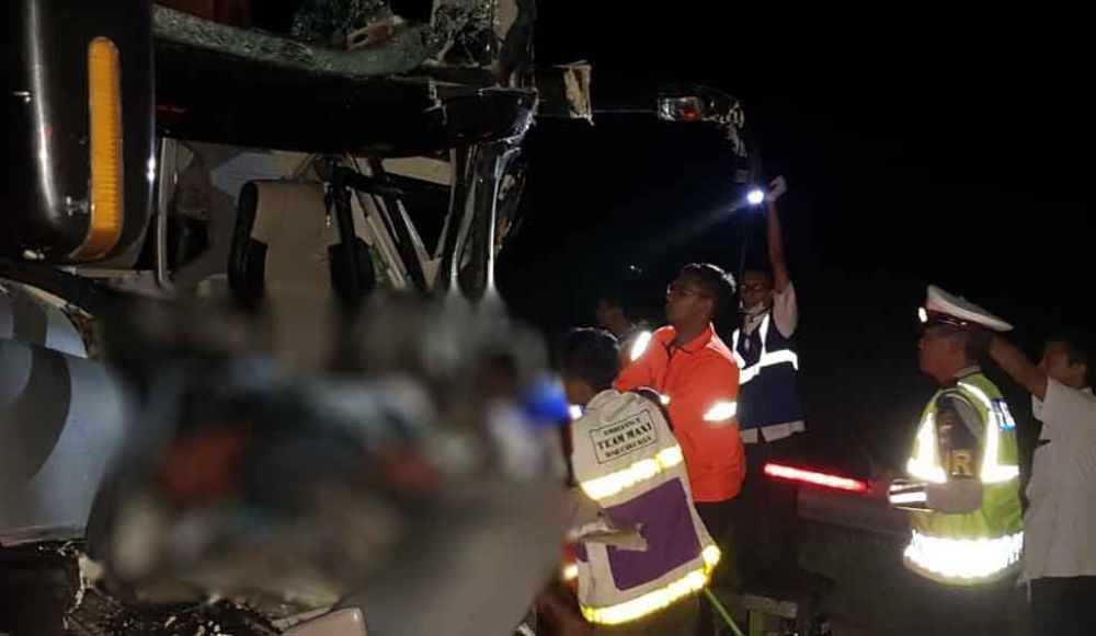Laka Lantas, Sebuah bus pariwisata menabrak truk tronton di Jalan Tol Ngawi. Akibatnya dua penumpang tewas dan belasan lainnya luka-luka. (Foto: Radar Madiun)