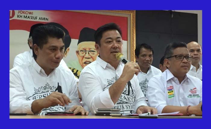 Ketua DPD Partai Demokrat Provinsi Maluku Utara Hendrata Theis yang juga Bupatu Kepulauan Sulu (tengah), pada deklarasi dukungan untuk Jokowi-Ma'ruf Amin, didampingi Sekjen PDI-P Hasto Kristiyanto (paling kanan). (Foto:Koridor)