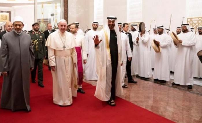 Paus Fransiskus tiba di Abu Dhabi dan disambut oleh Putra Mahkota Mohamad bin Zayed Al-Nahyan, Minggu kemarin. (Foto:reuters)