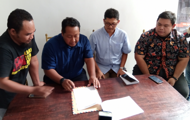 Perwakilan kelompok masyarakat sipil Surabaya menandatangani surat terbuka kepada Presiden Joko Widodo, di Surabaya, Senin, 4 Februari 2019. (Foto:Farid/ngopibareng.id) 