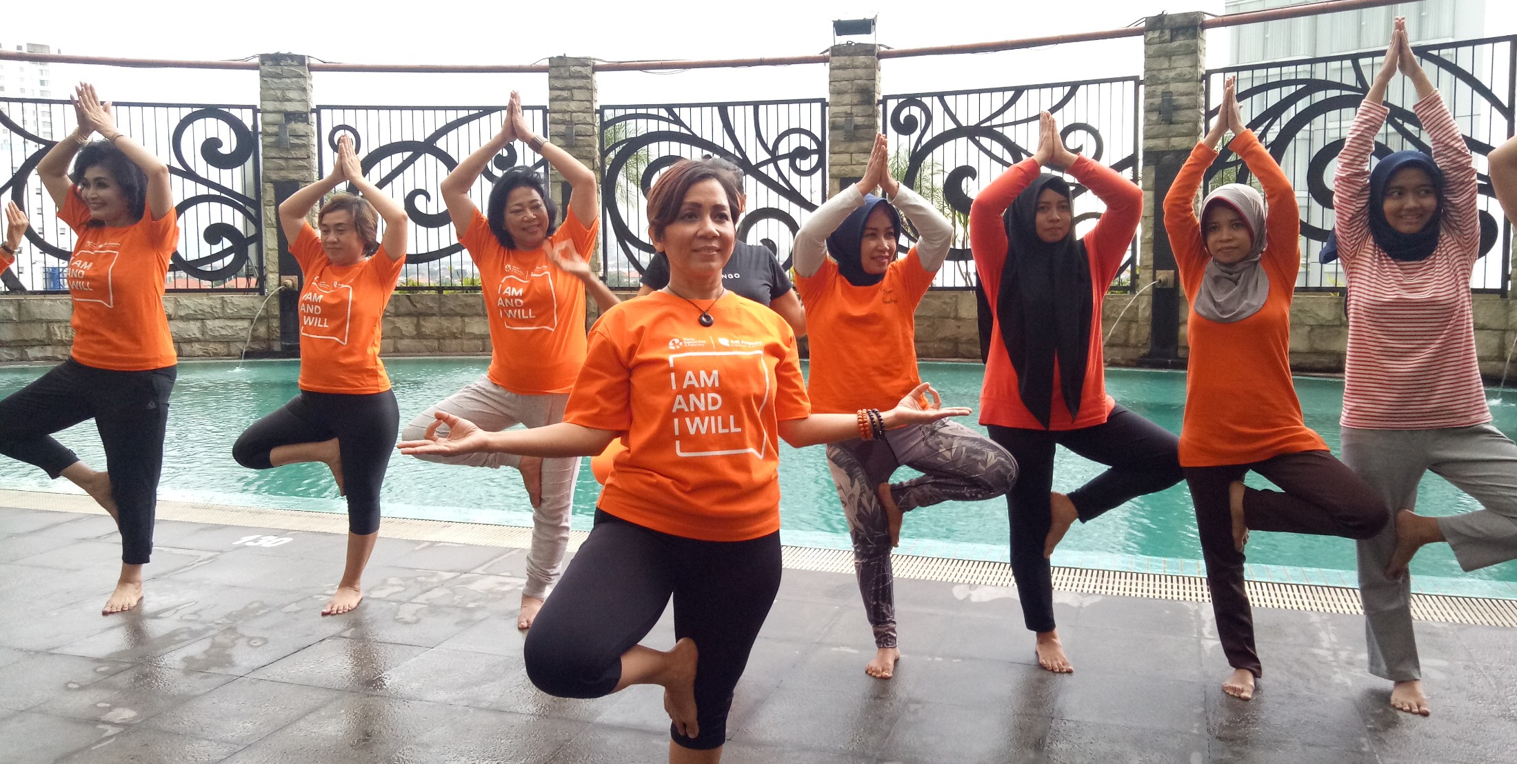 Astie Young dan peserta Yin yoga di Windham Hotel jalan Basuki Rahmat Surabaya. (Foto: Pita/ngopibareng id) 