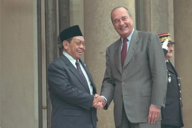 Gus Dur dan Presiden Prancis Jacques Chirac. (Foto: dok ngopibareng.id)
