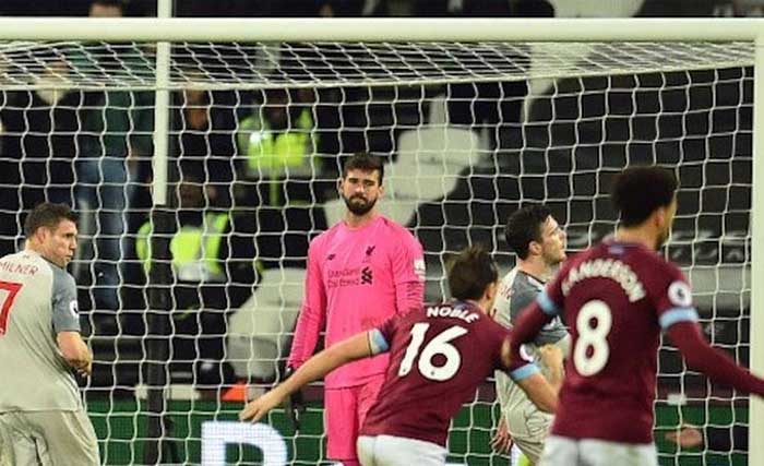 Pemain West Ham melesakkan bola ke gawang Liverpool yang dijaga Allison. (Foto: AFP)