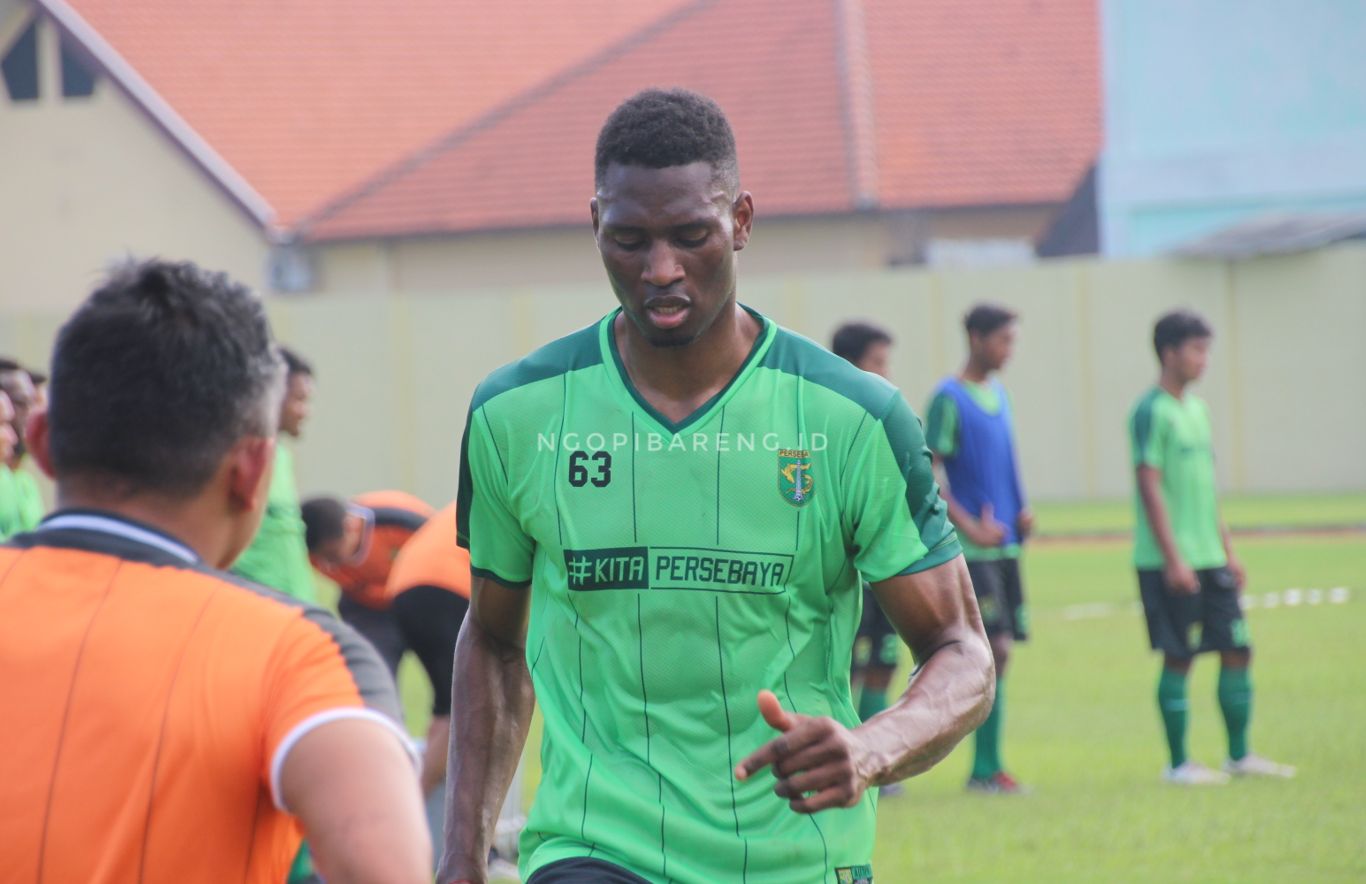 Striker baru Persebaya, Amido Balde ikut latihan perdana Persebaya. (foto: Haris/ngopibareng.id)