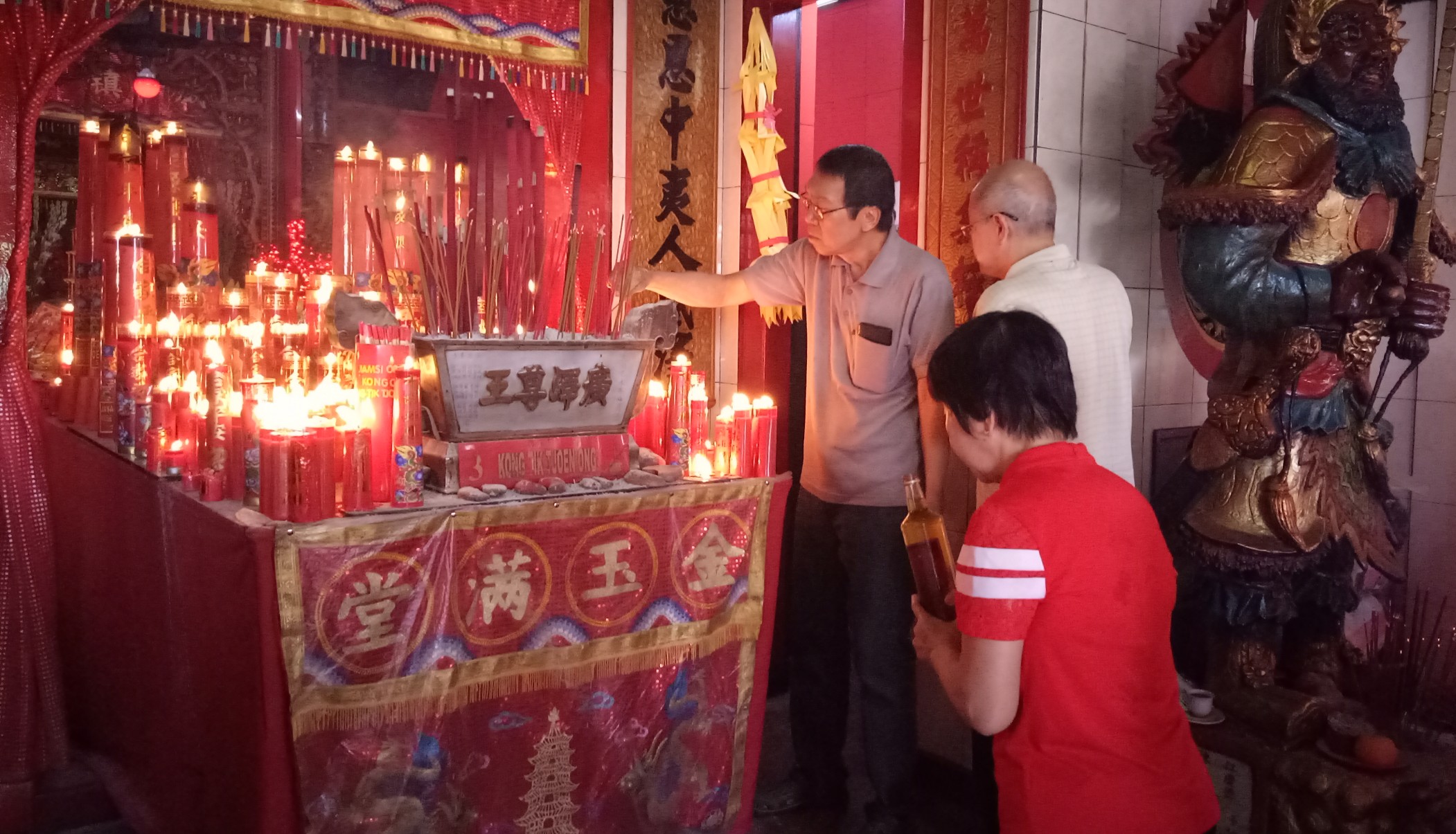 Suasana saat etnis Tionghoa beribadah di Klenteng Cokro (Foto: Pita/ngopibareng.id)