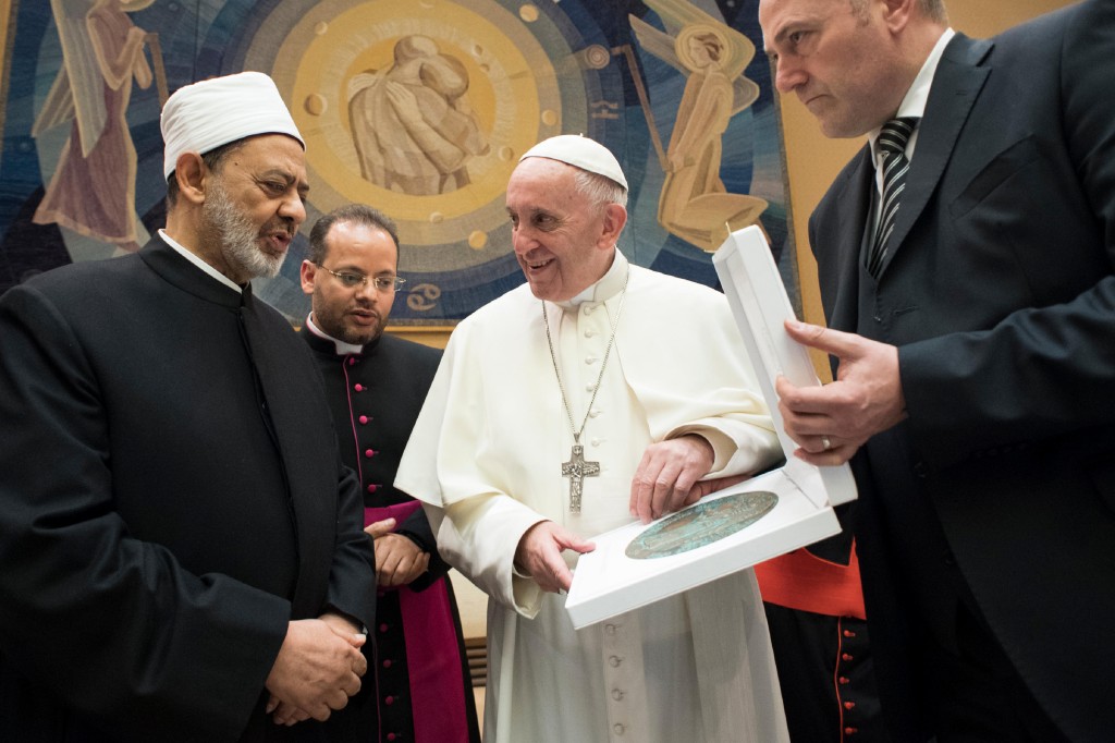 Grand Syaikh Al Azhar, Ahmed Al Tayeb bersama Paus Fransiskus di Founder’s Memorial, Abu Dhabi, UEA. (Foto: curtesy of afp)