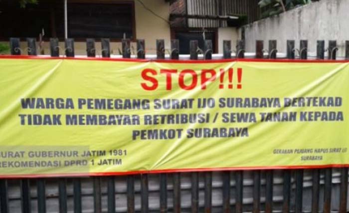 Salah satu spanduk warga tolak bayar sewa tanah surat ijo di Surabaya. (Foto:covesia)