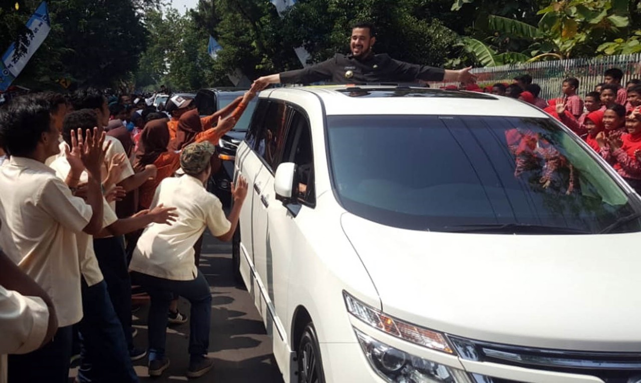 Wali Kota Probolinggo Hadi Zainal Abidin menyapa para pelajar yang menyambutnya menjelang sertijab. (foto: Istimewa/ngopibareng.id)