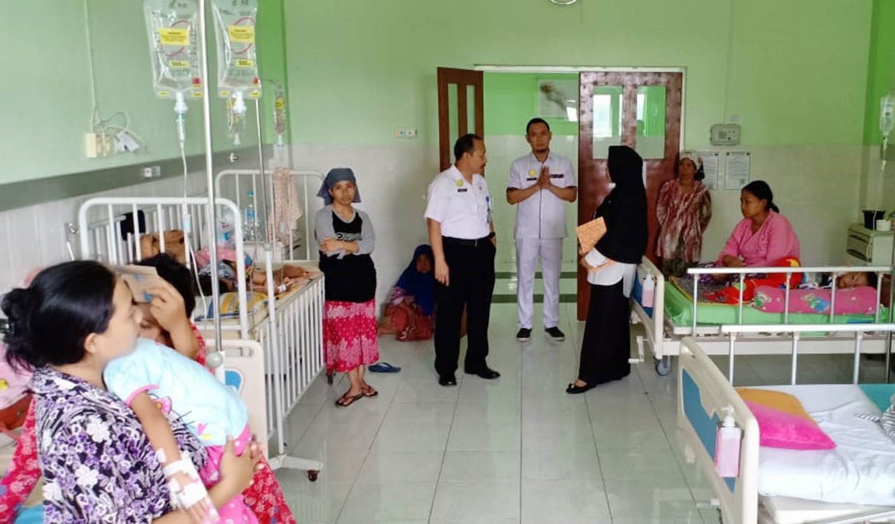 SEJUMLAH pasien DBD dirawat di RSUD Waluyo Jati, Kraksaan, Kabupaten Probolinggo. (foto: Ikhsan/ngopibareng.id)