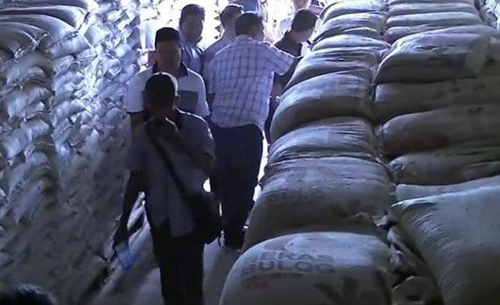 Pimpinan Komisi III DPRD OKU saat mememeriksa 6.000 ton beras di gudang milik Bulog di OKU, Senin lalu. (Foto: Dok.Berita Harian OKU)