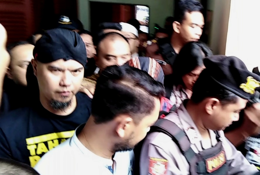 Ahmad Dhani usai menjalani persidangan di PN Surabaya, 7 Februari 2019. (Foto: Farid/ngopibareng.id) 